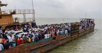 রাজবাড়ীর দৌলতদিয়া ফেরিঘাটে বেড়েছে যাত্রীদের চাপ
